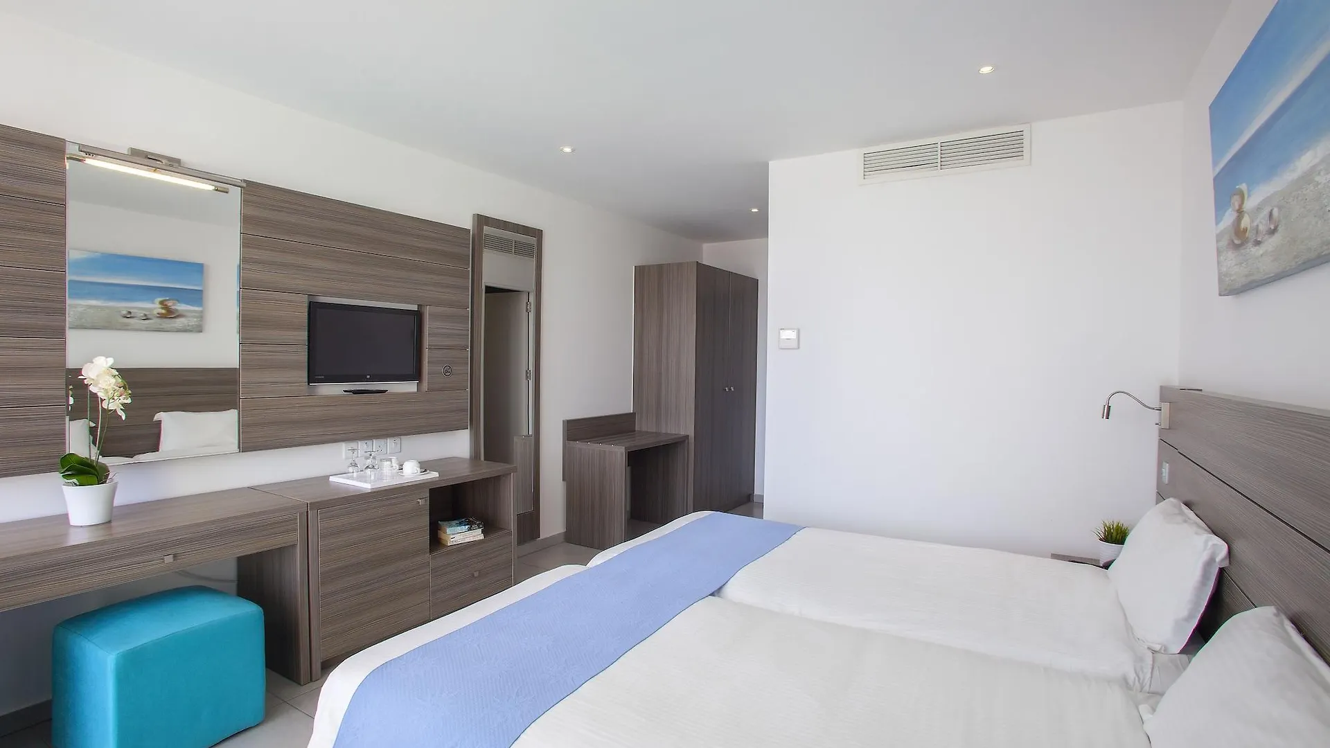 Limanaki Beach Hotel & Suites Ayía Nápa 4*,