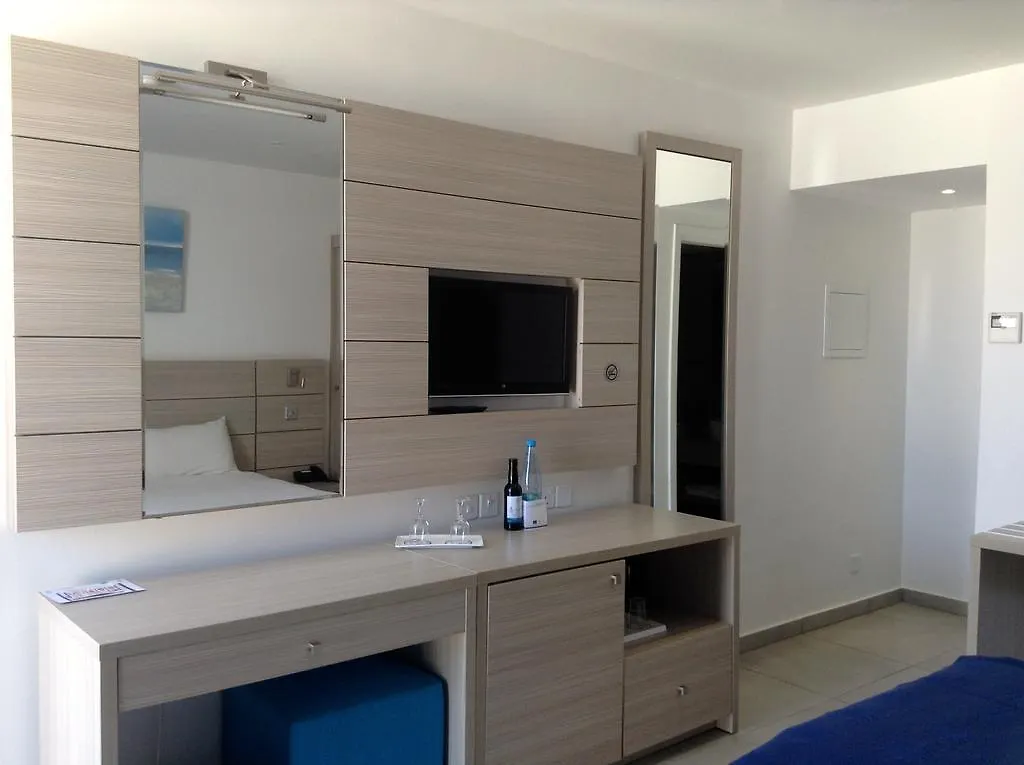 Limanaki Beach Hotel & Suites Ayía Nápa