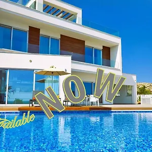Beachfront Luxury Idania וילה